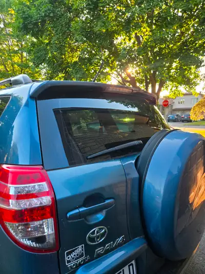 Toyota Rav4 2010 on sale. Well maintained. Engine need reparation or change. You can repair the engi...
