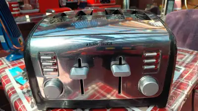 Ce grille-pain Black and Decker à 4 tranches en acier inoxydable est idéal pour griller facilement p...