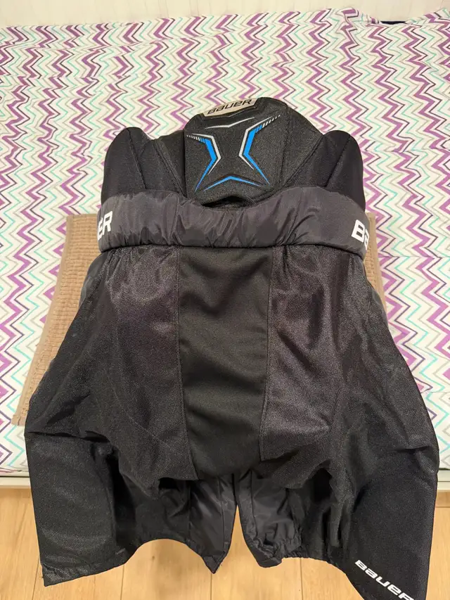 Bauer hockey pants (Senior, Medium) in Hockey in Mississauga / Peel Region - Image 4
