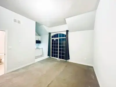 **Charming Studio Apartment for Rent in Whitby!** Are you searching for a cozy and contemporary livi...