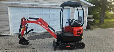 1.6 ton mini excavator (3500 lbs) 24hp gas engine Dozer blade Hydraulic thumb Boom swing for tight l...