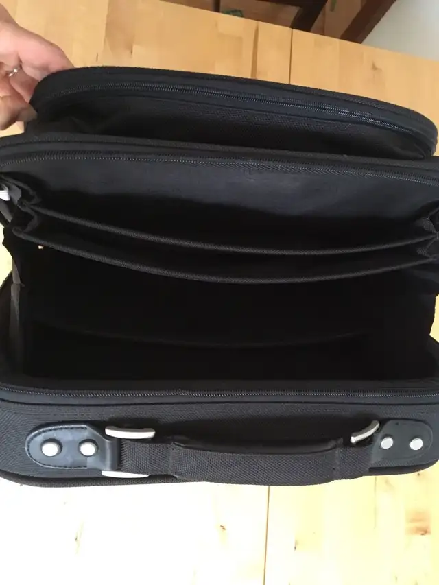 Sac petit portable DELL Small laptop bag in Other in City of Montréal - Image 8