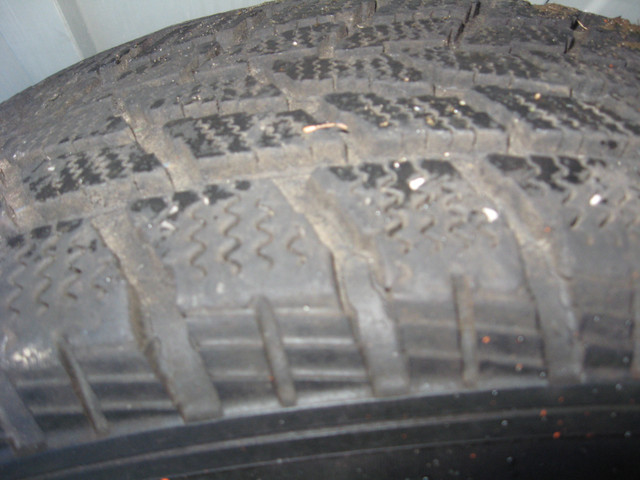 4 pneus d'hiver avec 4 rims 215/70/R15 98Q a vendre in Tires & Rims in Gatineau - Image 3
