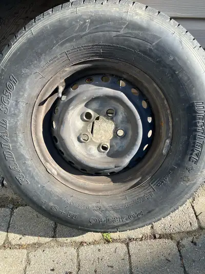 4 roues de 14”. (Jantes, pneus et caps) Les pneus sont usés Les jantes sont en très bonne état Un de...