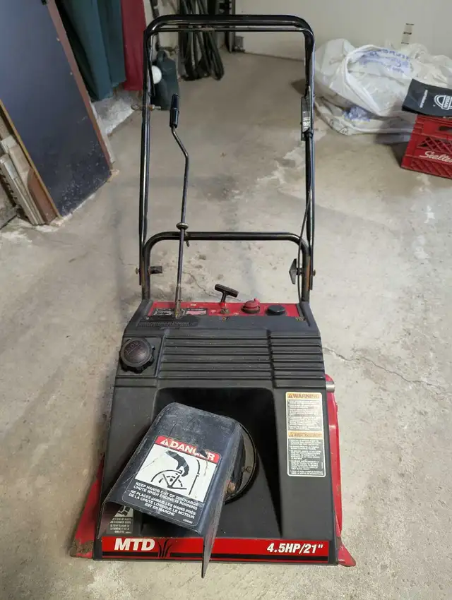 MTD SNOW BLOWER in Snowblowers in Mississauga / Peel Region - Image 2