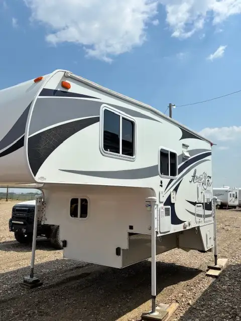 2015 Northwood Arctic Fox 811 Truck Camper in Travel Trailers & Campers in Lloydminster - Image 7