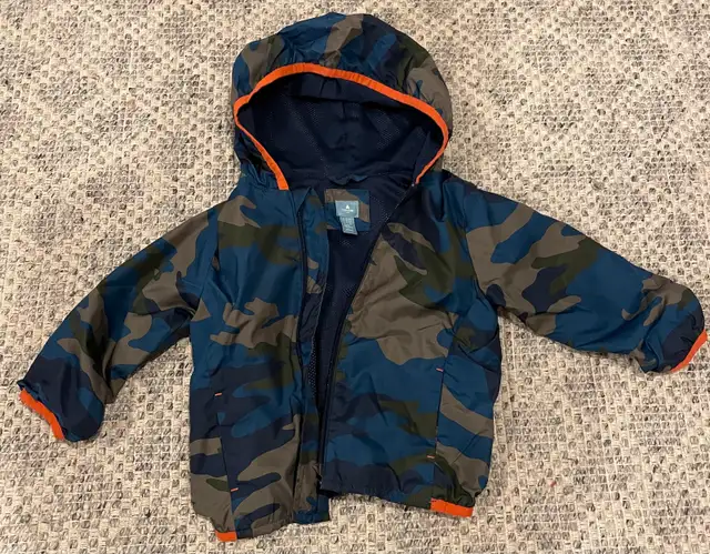 Gap Light Rain Jacket - 2T in Clothing - 2T in Kitchener / Waterloo - Image 2
