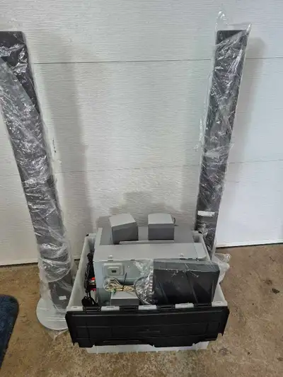 5 haut parleurs + sub et lecteur 5 disques fonctionne très bien a donner manque de place