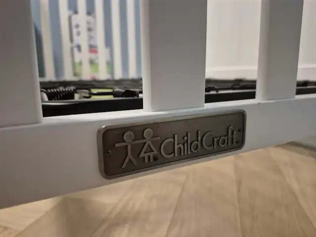 ChildCraft 4 in 1 crib, will through in free cloths in Cribs in London - Image 6