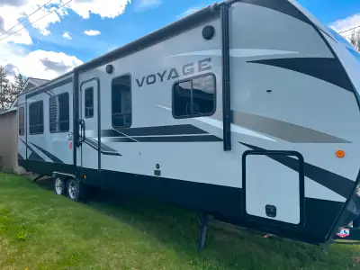 2020 Winnebago 3235RL for sale. Trailer had 2 slides and 2 air conditioning- 1 in main area and 1 in...