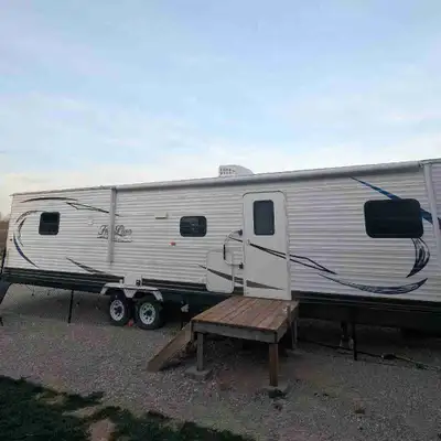 This 2017 38-foot high line park model trailer offers the perfect combination of comfort and modern...