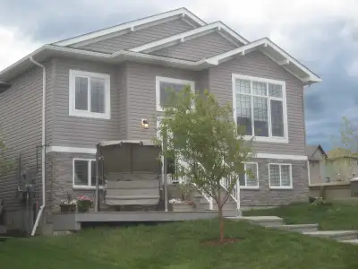 Gorgeous 1350sq ft 3 bedroom Main Floor for rent in Eagle Ridge