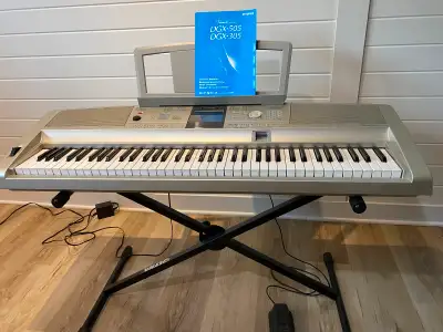 Piano électronique YAMAHA DGX-305 76 touches incluant support,pédale et mode d'emploi (4 langues)