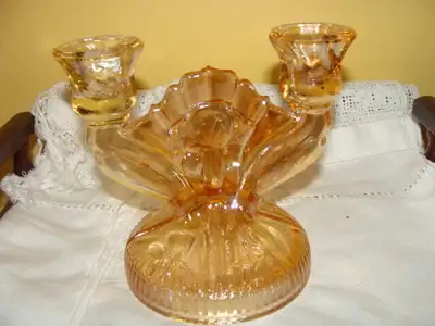 Les dimensions sont: 6 pouces hauteur x 4 1/2 pouces diam. En excellent condition Possibilité de liv...