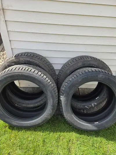 4 pneus d'hiver Continental 235/55 R 19 X1. Était monté sur Hyundai Tucson Hybride . Utilisé 3 hiver...