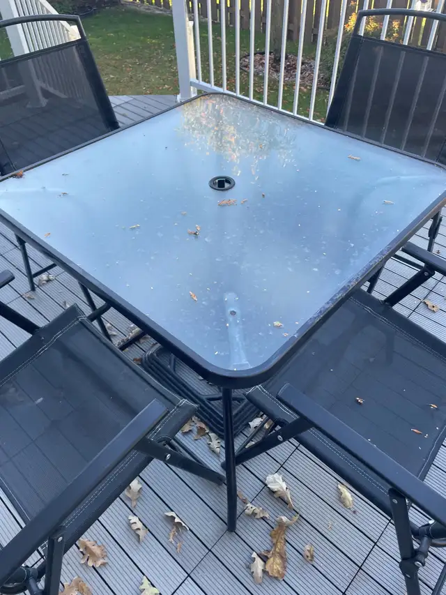 set a patio avec 4 chaises noirs pliantes in Patio & Garden Furniture in Granby - Image 3