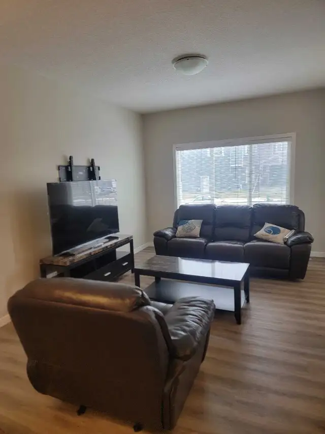 Furnished 4 Bedroom Main Floor with 3 bathroom 