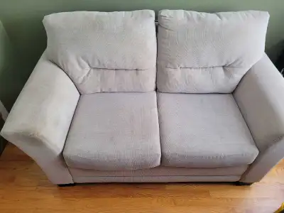Causeuse en tissu, couleur beige , Larg. 62 po. Haut. 33 po. (dossier) Profond. 35 po. Très solide,e...