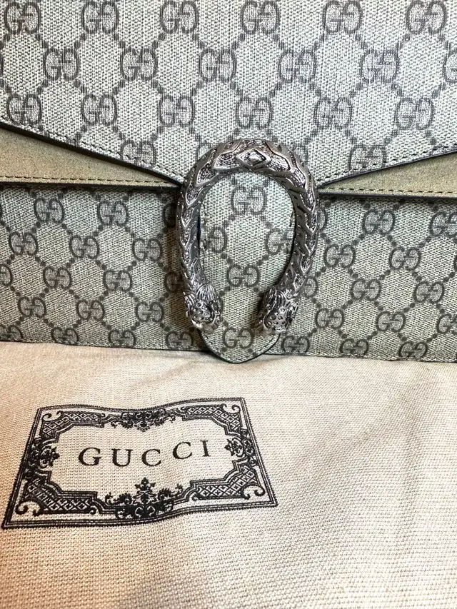 Woman’s Gucci bag in Women's - Bags & Wallets in City of Toronto - Image 3