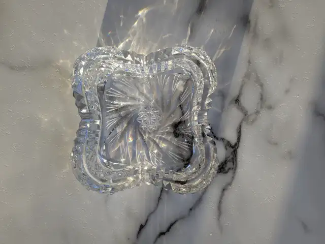 Pinwheel Crystal Glass Ashtray in Arts & Collectibles in City of Montréal - Image 3
