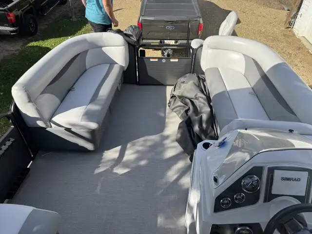 2018 Sweetwater pontoon in Powerboats & Motorboats in Edmonton - Image 8