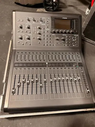 Midas M32R Live With road case, custom padded cover and original cover. Great shape. No issues. PU i...