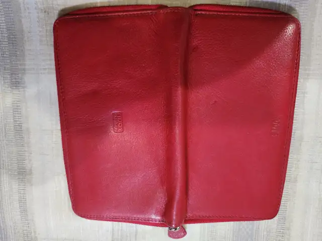 Vintage roots Red Leather Zip around Wallet Wristlet Clutch in Women's - Bags & Wallets in Ottawa - Image 2