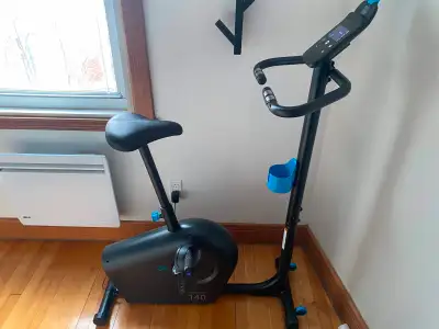 Vélo d'appartement DECATHLON en bon état avec des programmes intégrés. Silencieux et confortable. –...