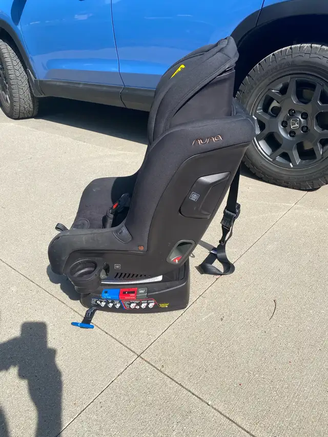 Nuna Rava Convertible Car Seat - 6 years left before expiry in Strollers, Carriers & Car Seats in London - Image 3