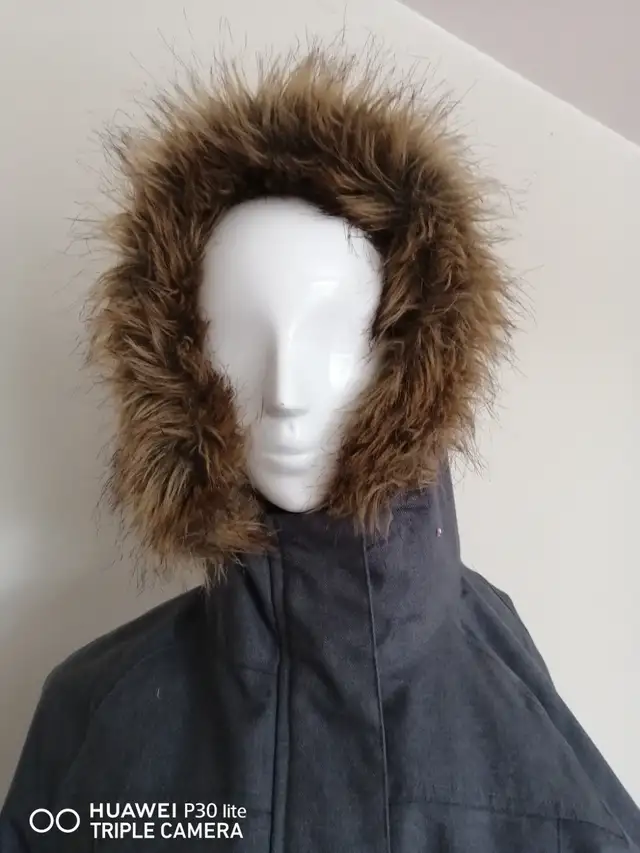 Firefly Women's Charcoal Hooded Puffer Jacket M in Women's - Tops & Outerwear in City of Montréal - Image 9