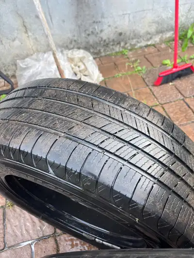 Je vends ces pneus Michelin 235/60R18 d'occasion, montés sur des jantes noires. Ils sont en état cor...