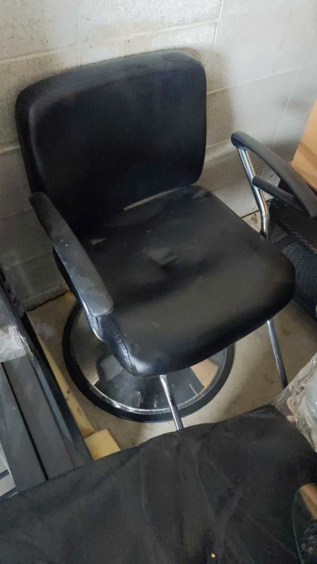 Hairstyling chair in Chairs & Recliners in Strathcona County - Image 2