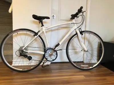Vélo Specialized Sirrus Medium 54 cm blanc Comme neuf, a roulé peu. Cadre médium de 54 cm léger en a...