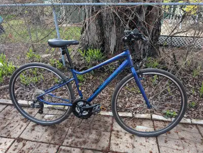 Vélo Louis Garneau taille adulte small. Quelques égratignure superficielles, mais sinon en très bon...