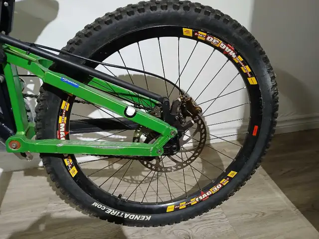 Santa Cruz V10 in Mountain in London - Image 5