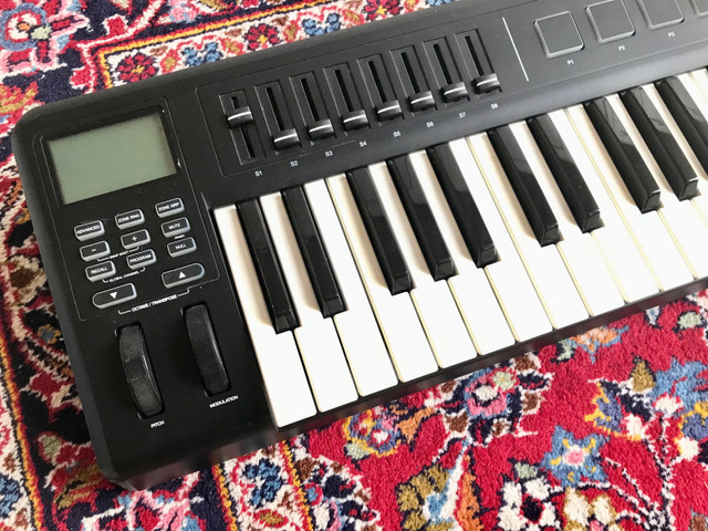 Alesis QX61 MIDI Controller Keyboard  in Pianos & Keyboards in Markham / York Region - Image 2