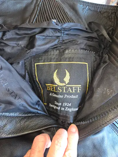I sell one pair of professional motorcycle pants. They look genuine leather. Medium size. For young...