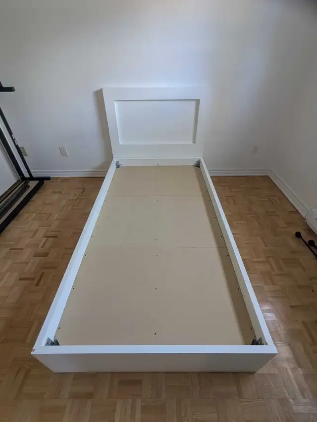 Base de lit simple  in Beds & Mattresses in City of Montréal - Image 4