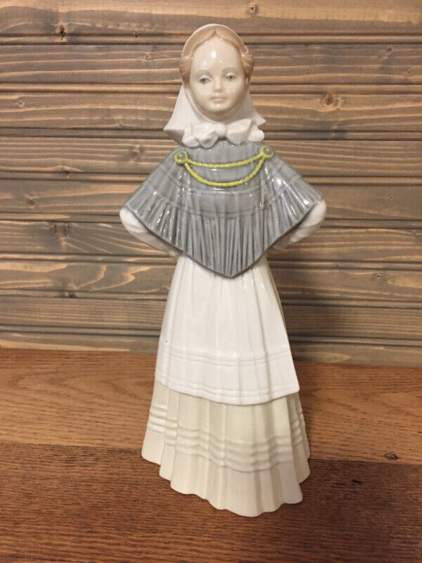 Vintage 2 Belles Figurines de Porcelaine Made in Spain dans Art et objets de collection  à Drummondville - Image 2