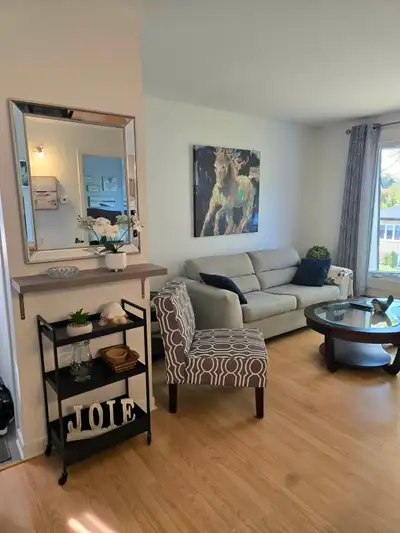 3 ½ lumineux et entièrement meublé – location temporaire / flexible Adresse : 15 B rue des Frênes Ou...