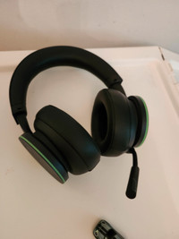 Xbox wireless headset for Xbox and Pc.