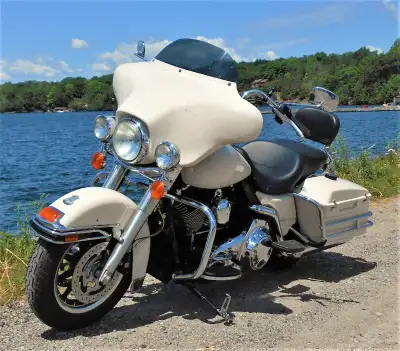 HARLEY DAVIDSON FLHTP Electro Glide Motorcycle (Police Special): Phone: 1-613-284-8468 E-mail: hoppe...