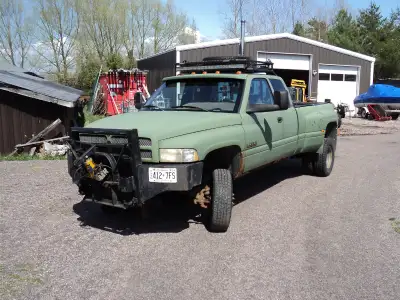 12 valve, p pump, dana 80 rear , dana 60 front, nv4500 5 speed (rebuilt 2 yrs ago) southbend ceramic...