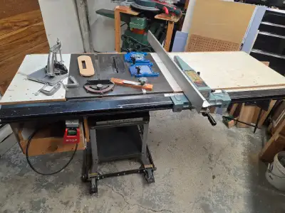Banc de scie Beaver 36" avec guide Delta réversible, moteur 1-1/2 Hp et extension d'origine en fonte...