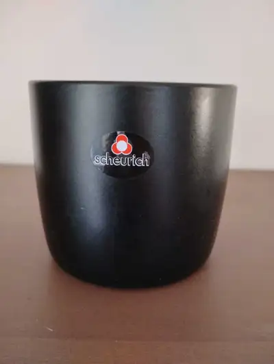 This is a pre-owned Scheurich planter pot, perfect for adding a touch of style to your indoor plants...
