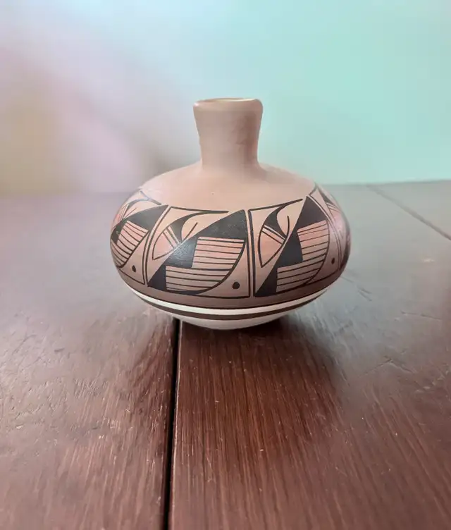 Navajo Pottery Vase Art Vintage Decor Hand Painted Ceramic in Arts & Collectibles in Calgary - Image 4