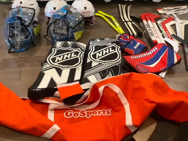 Goalie and hocHelmets, skates, mini sticks anfequipment, in Hockey in St. Catharines - Image 4