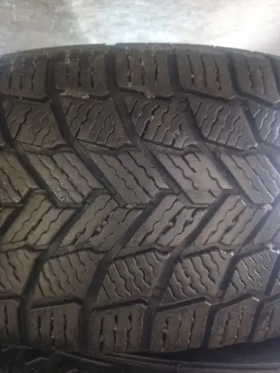 4 pneu hiver michelin xice snow 225-60-r17 8/32 bon pour 2 hiver 360$ les 4