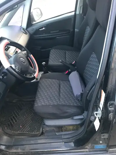 Selling my car Suzuki Sx4 engine 2.0L four-wheel drive remote starter 2 seat of keys manual kilometr...