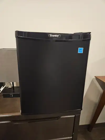 Danby Mini Fridge / Mini frigo (Black/Noir), View more